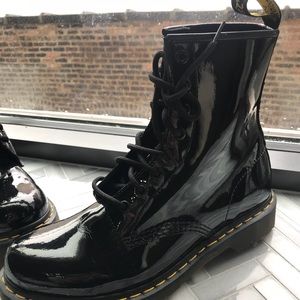 Dr. Martens WOMEN'S 1460 PATENT shoe